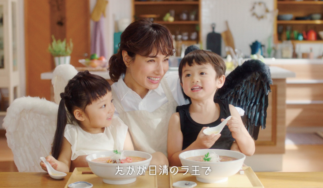 日清食品「ラ王」のCMから（画像提供：吉兼啓介氏）