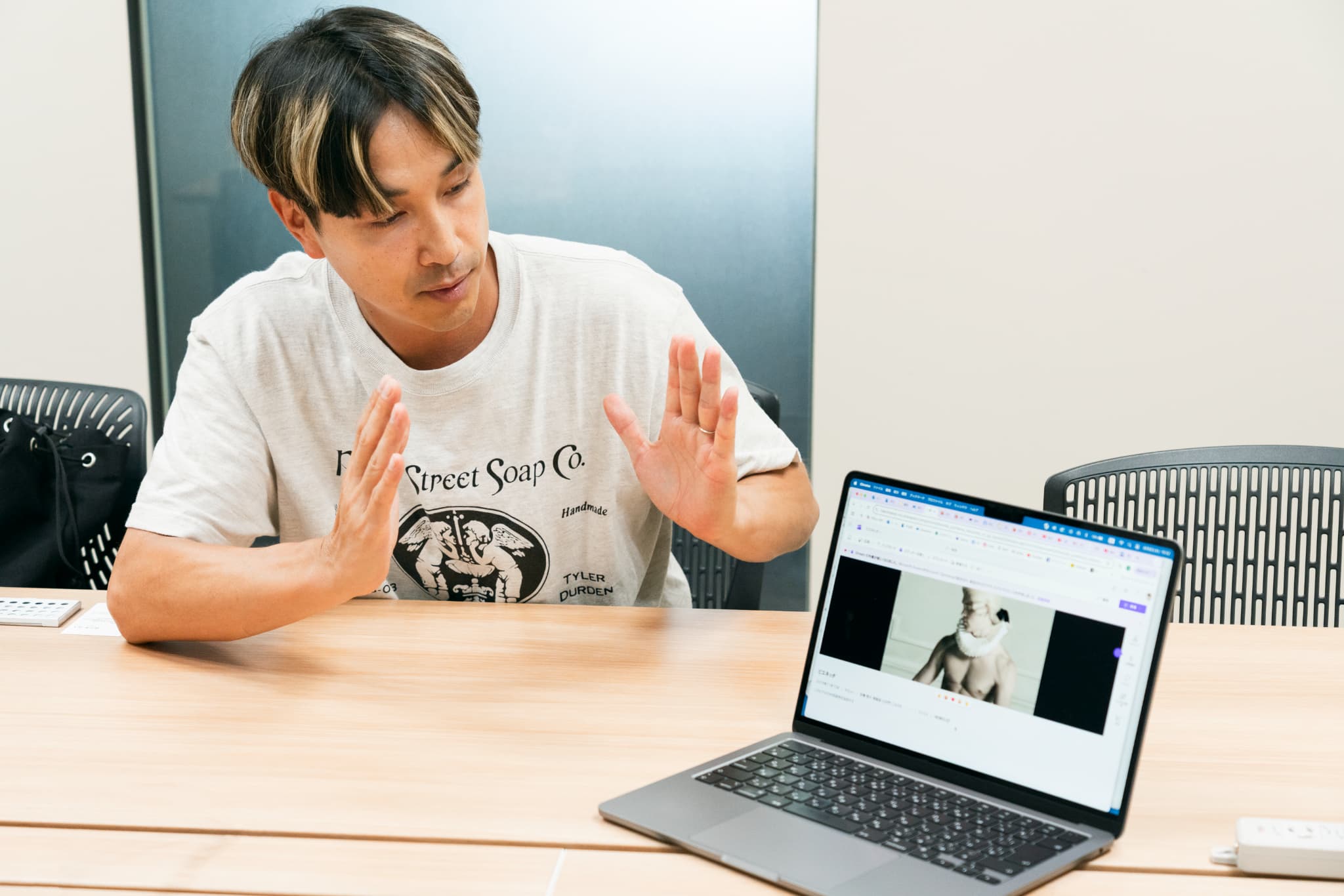 自身が制作したCM動画を解説する吉兼氏