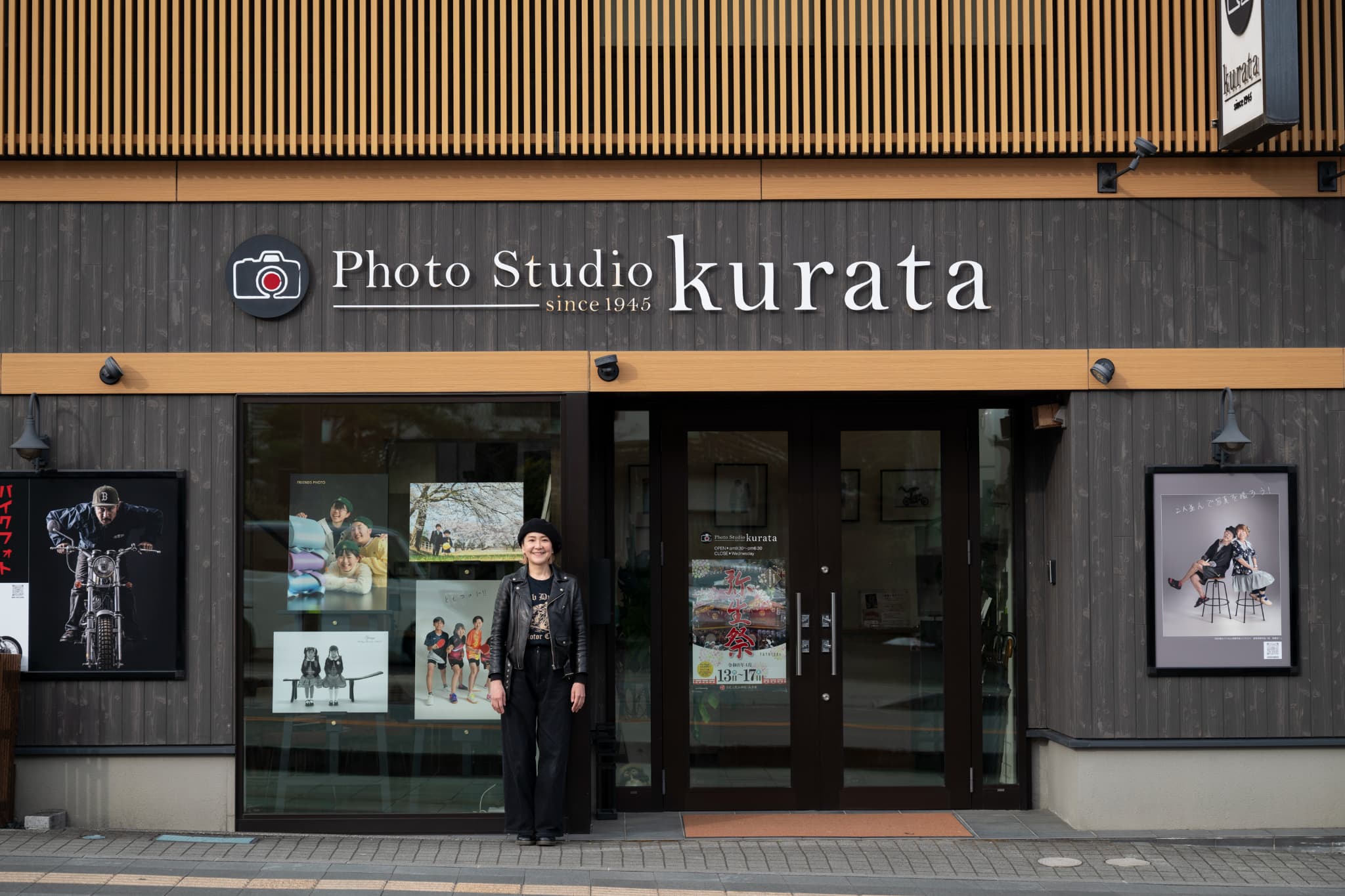 フォトスタジオ久良多の前で。バリエーション豊かな作品が店頭を飾る